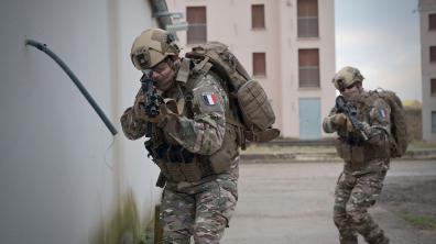 Deux soldats équipés du nouveau treillis doté du bariolage multi-environnement en zone urbaine.