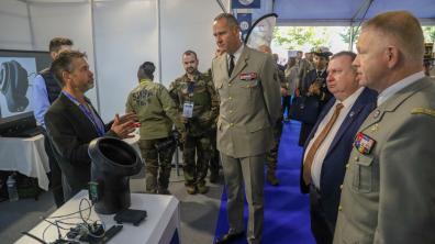 Visite du CEMAT lors du Forum Entreprises Défense.