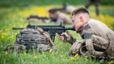 Un soldat exécute un tir lors de ses tests de sélection tireur de précision.