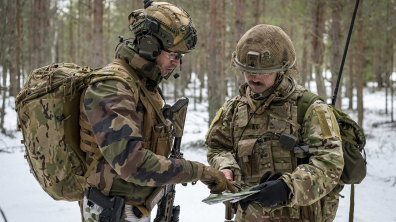 Echange tactique entre un militaire français du GCM et un soldat britannique 
