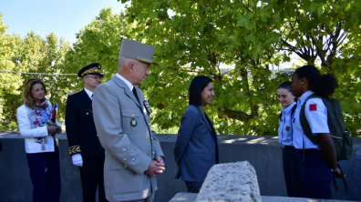 La secrétaire d’État et le DRHAT rencontrent des élèves.