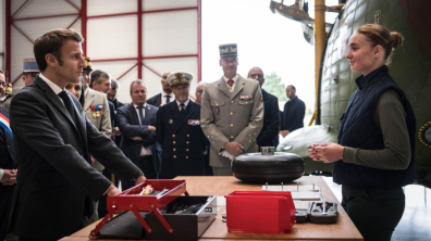 Le Président de la République échange avec une élève de l'EMPT.