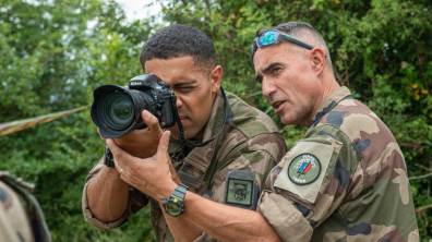 Un stagiaire effectue des prises de vue, guidé par le lieutenant Vincent, directeur de la formation.