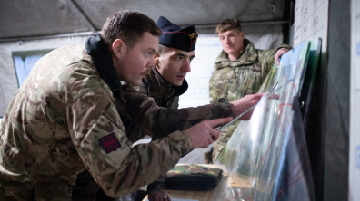 Soldats français et britanniques coordonnent leurs procédures opérationnelles.