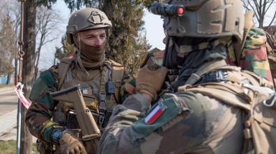 Un soldat belge et un soldat français échangent.