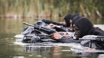 La section amphibie du SGTIA en progression dans l’eau