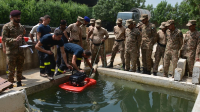 Les militaires de l’UIISC1 font la démonstration de la pompe.