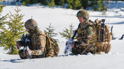 Deux soldats français équipés progressent dans la neige poudreuse leur arrivant à la taille.