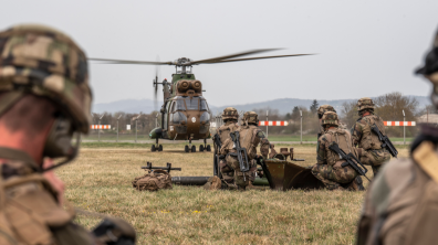 Les artilleurs du 68e RAA se préparent au SLING d’un mortier 120 mm.