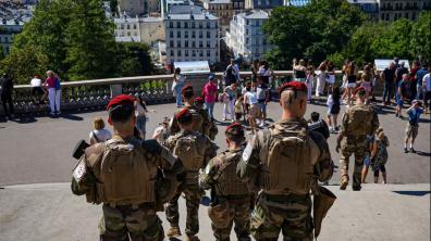 Un groupe du 35e RAP durant une patrouille Sentinelle à Paris 