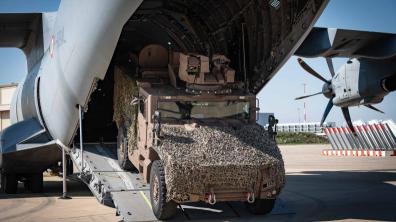 Manoeuvre logistique opérationnelle entre le Serval et l'A400M.