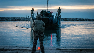 Un chaland de transport de matériel (CTM) approche de la plage pour le "beachage".