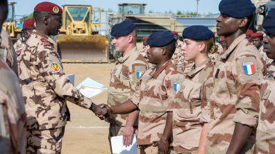 Le directeur général de la DGGM tchadien témoigne sa satisfaction au détachement français.