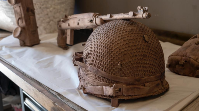 Les accessoires du combattant d’Indochine en bronze brut.