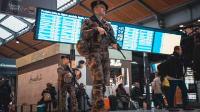 Une patrouille Sentinelle du 27e bataillon de chasseurs alpins à la gare Saint Lazare;
