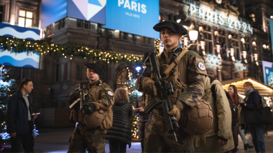 Une patrouille du 27e bataillon de chasseurs alpins sur un marché de Noël en Île-de-France