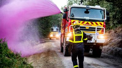 Militaires participent à la lutte contre les feux de forêt en Gironde.