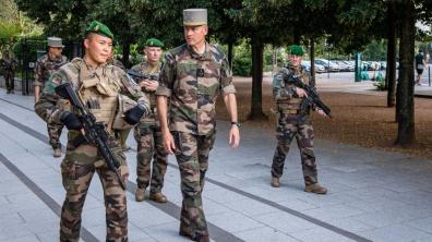 Visite du Cemat auprès des militaires de la mission Sentinelle