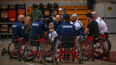 Des sportifs français en cercle.
