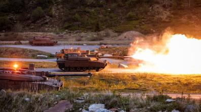 Tir d’essai d’un char Leclerc XLR lors d’un exercice militaire en terrain montagneux.