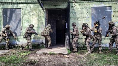 Entrainement conjoint au combat en zone urbaine entre un peloton de reconnaissance et d’intervention