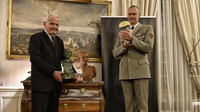 Remise du prix Erwan Bergot par le chef d'état-major de l'armée de Terre