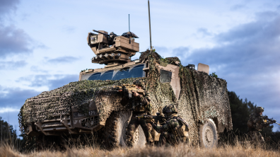 Des soldats en couverture autour du SERVAL camouflé.