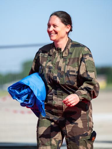 Le Major Déborah Ferrand, commando au CASV et figure dominante du parachutisme de précision.