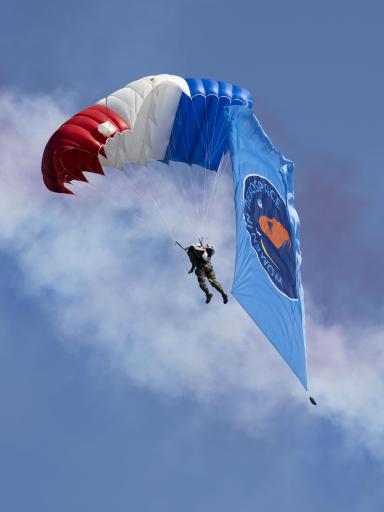 Le Major Déborah Ferrand, commando au CASV et figure dominante du parachutisme de précision.
