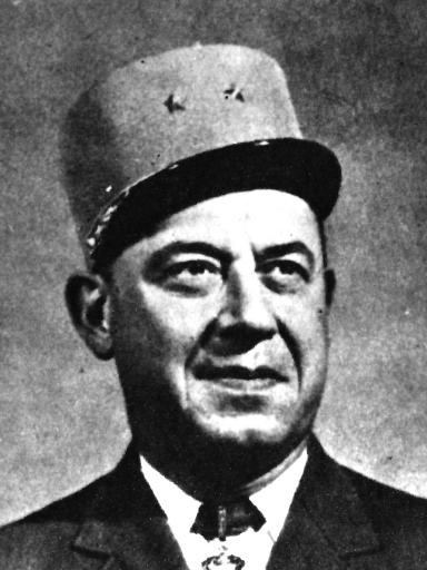 Le travail de Gustave Bertrand permet le déchiffrement du code Enigma par les services polonais.