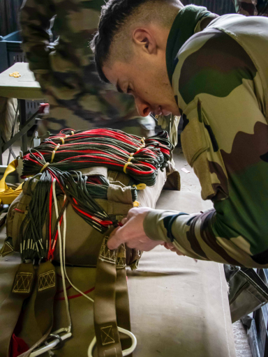 Repliage terrain de parachutes pour les soldats du 3e régiment du matériel.